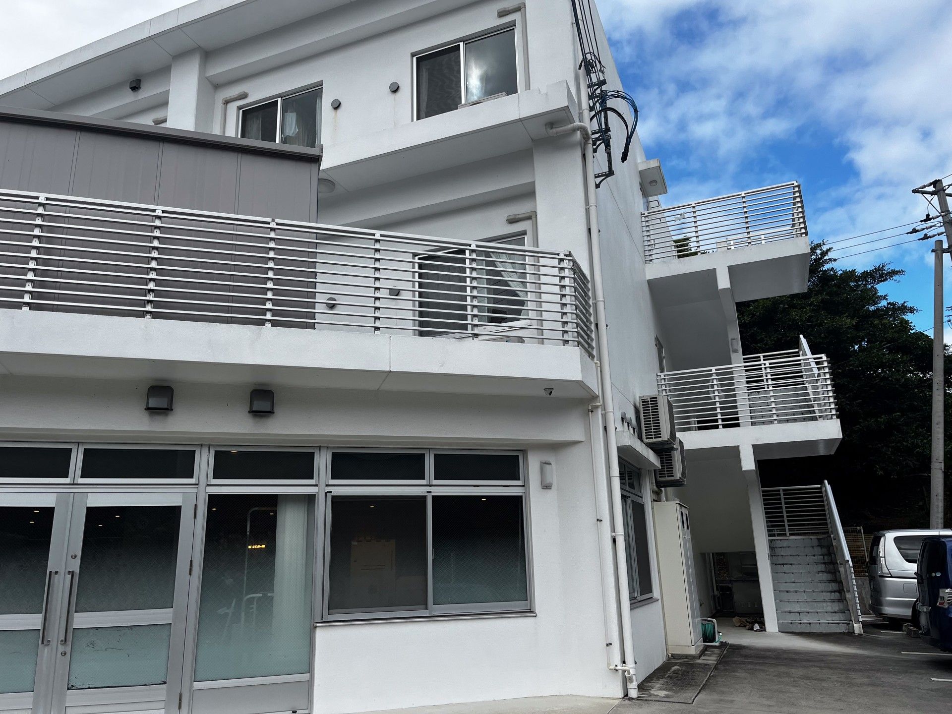 白い建物の外観