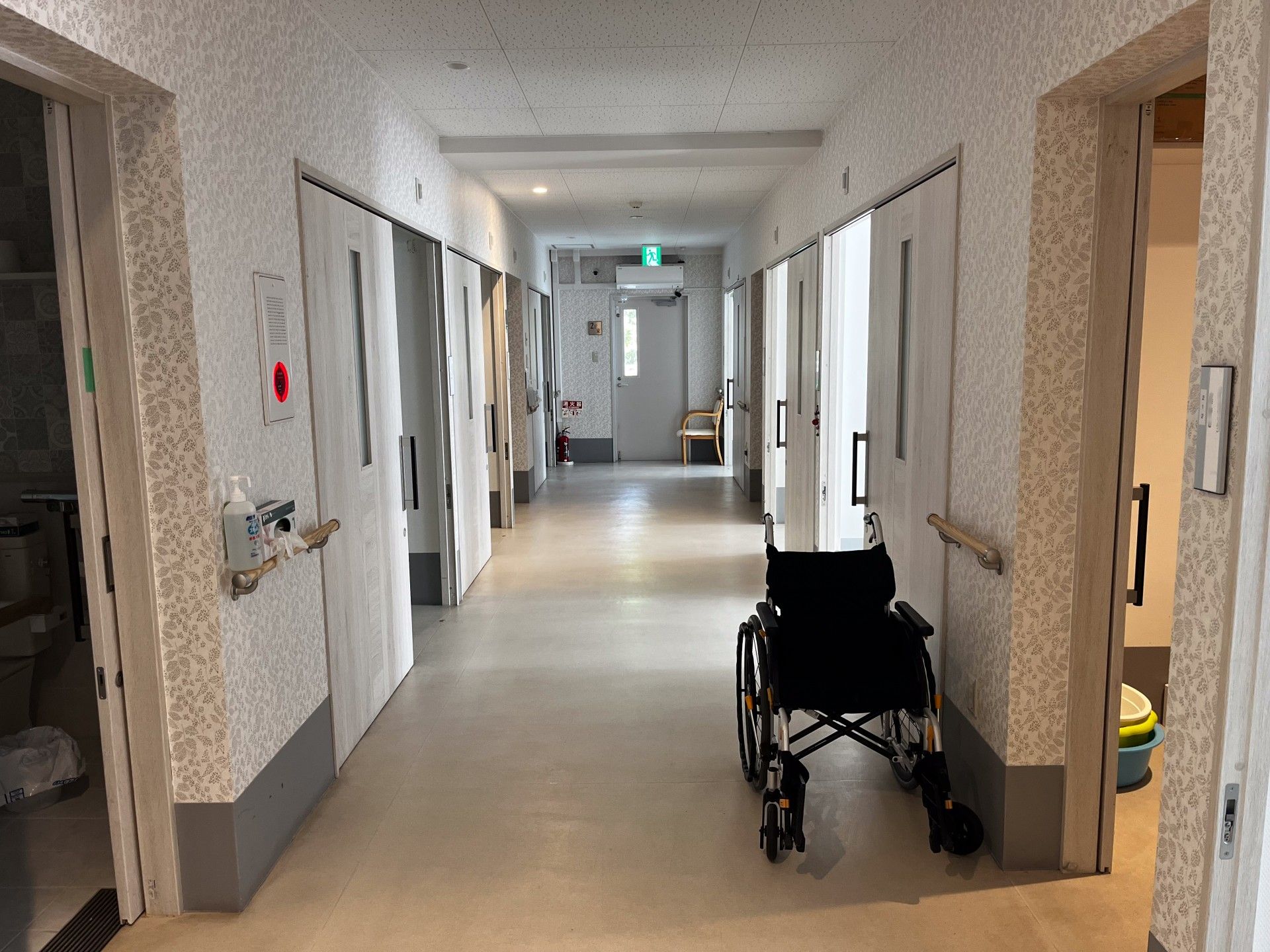 車椅子が置かれた廊下
