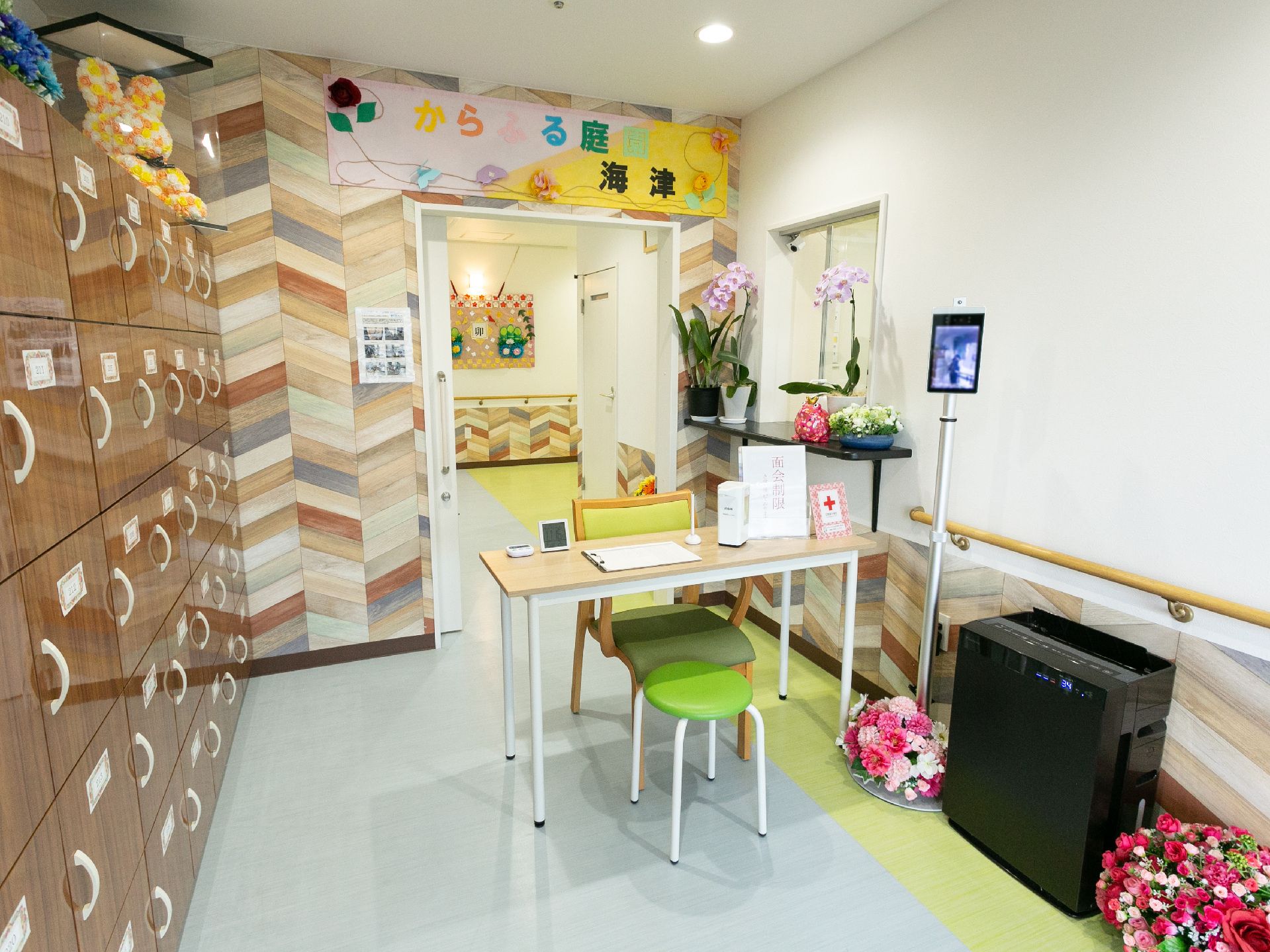 来館者や入居者への対応を行っている受付