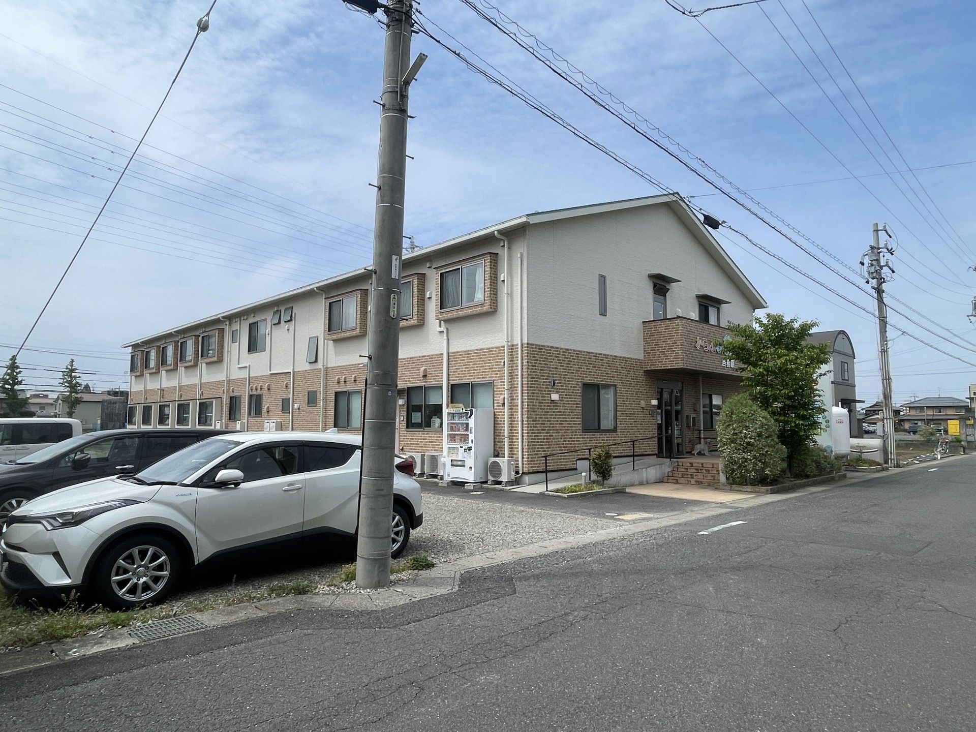 落ち着いた外観の建物