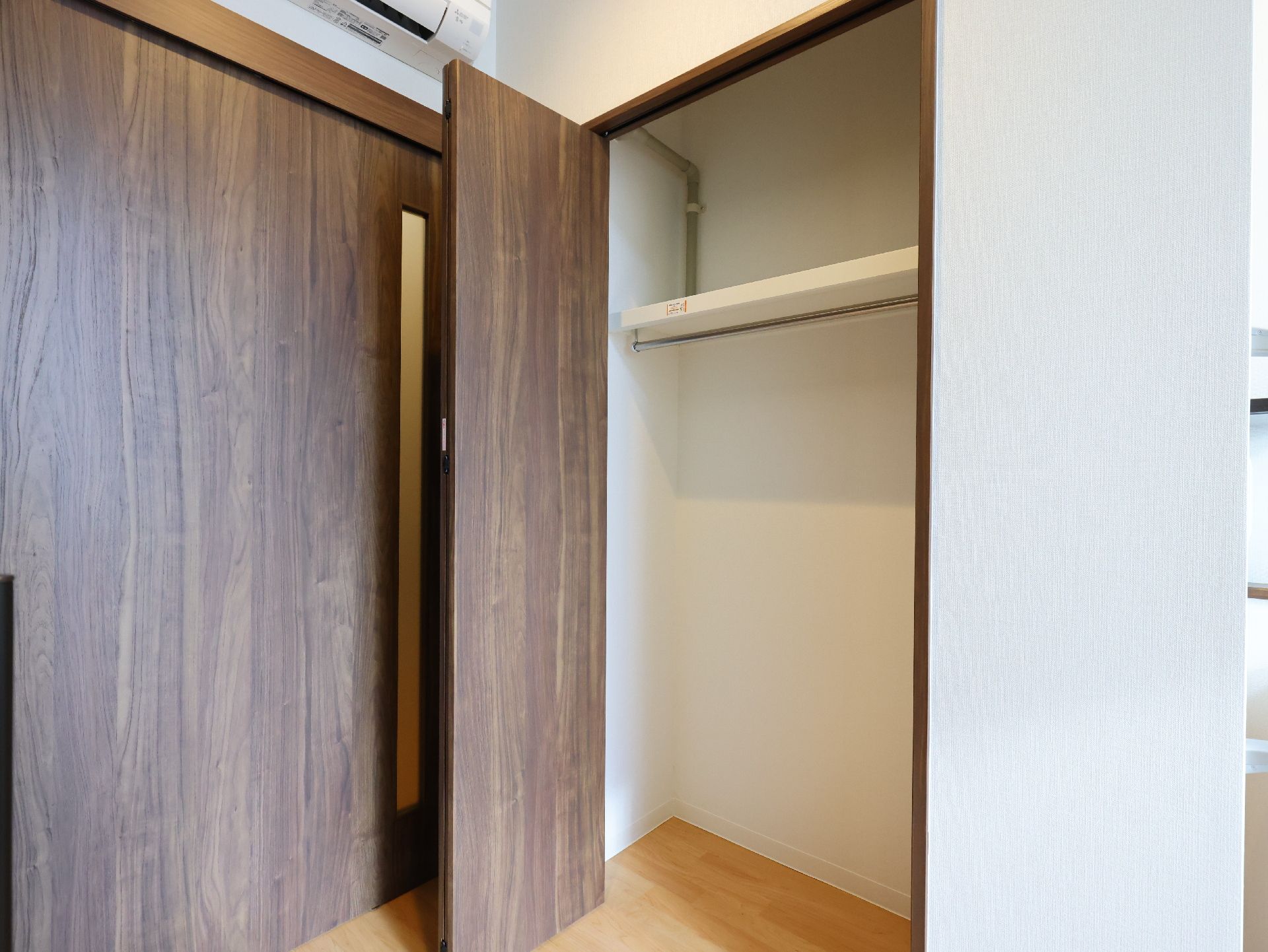 窓があるので日差しが差し込む広々とした居室