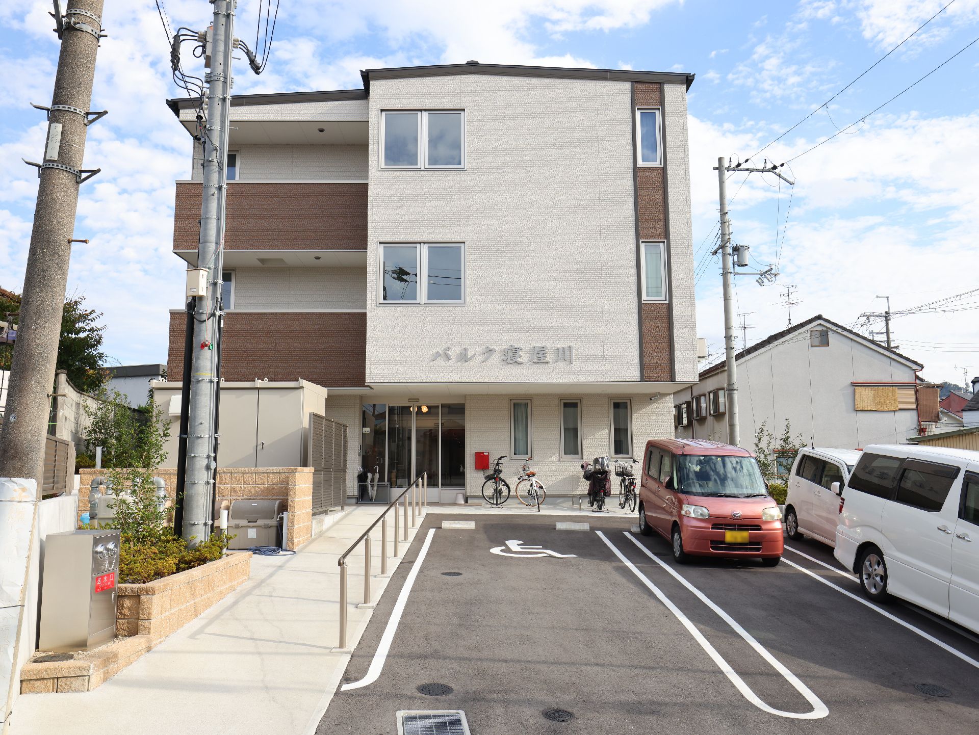 駐車場が設置されている介護施設の外観
