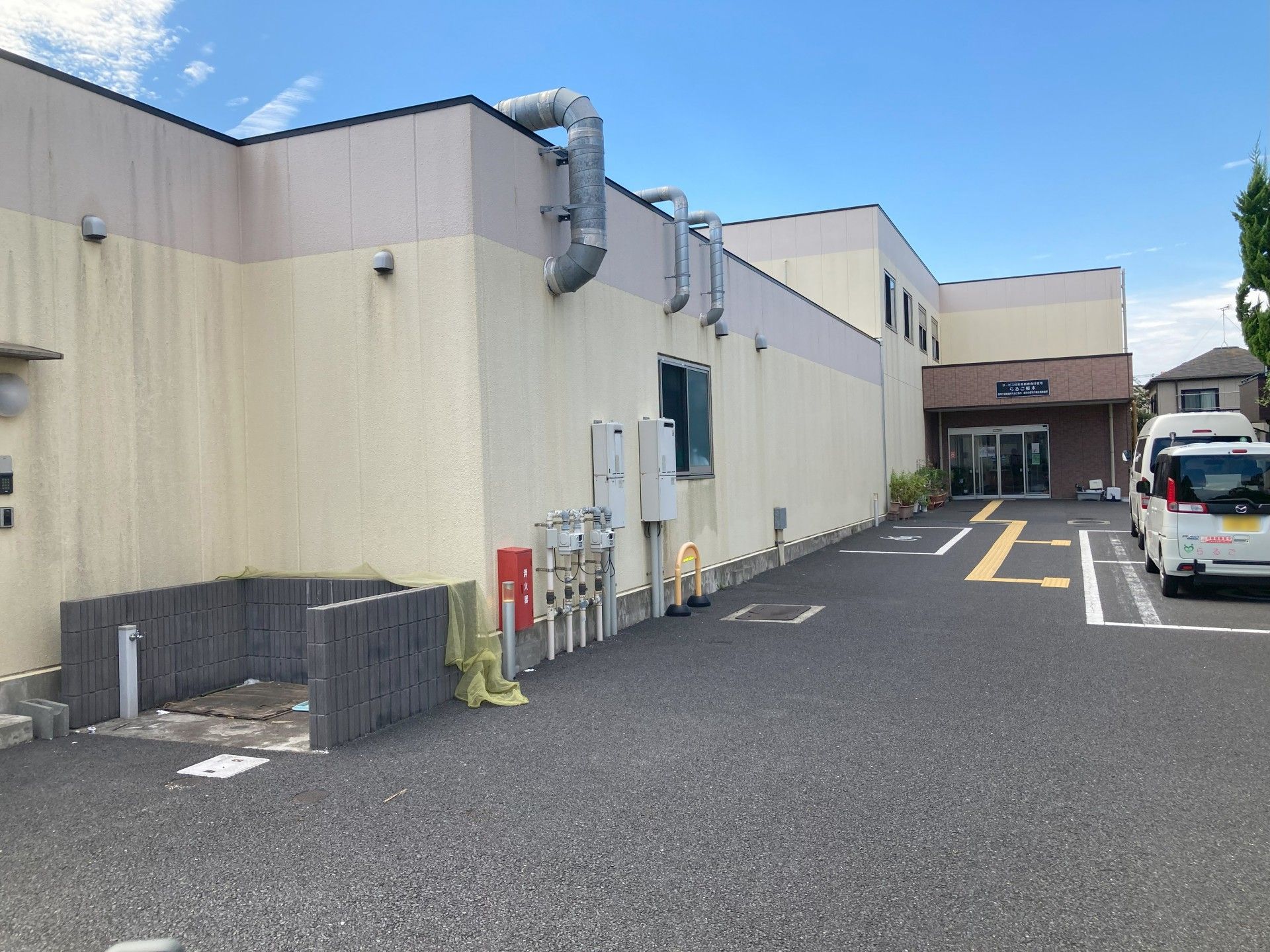 明るい外観の施設入口