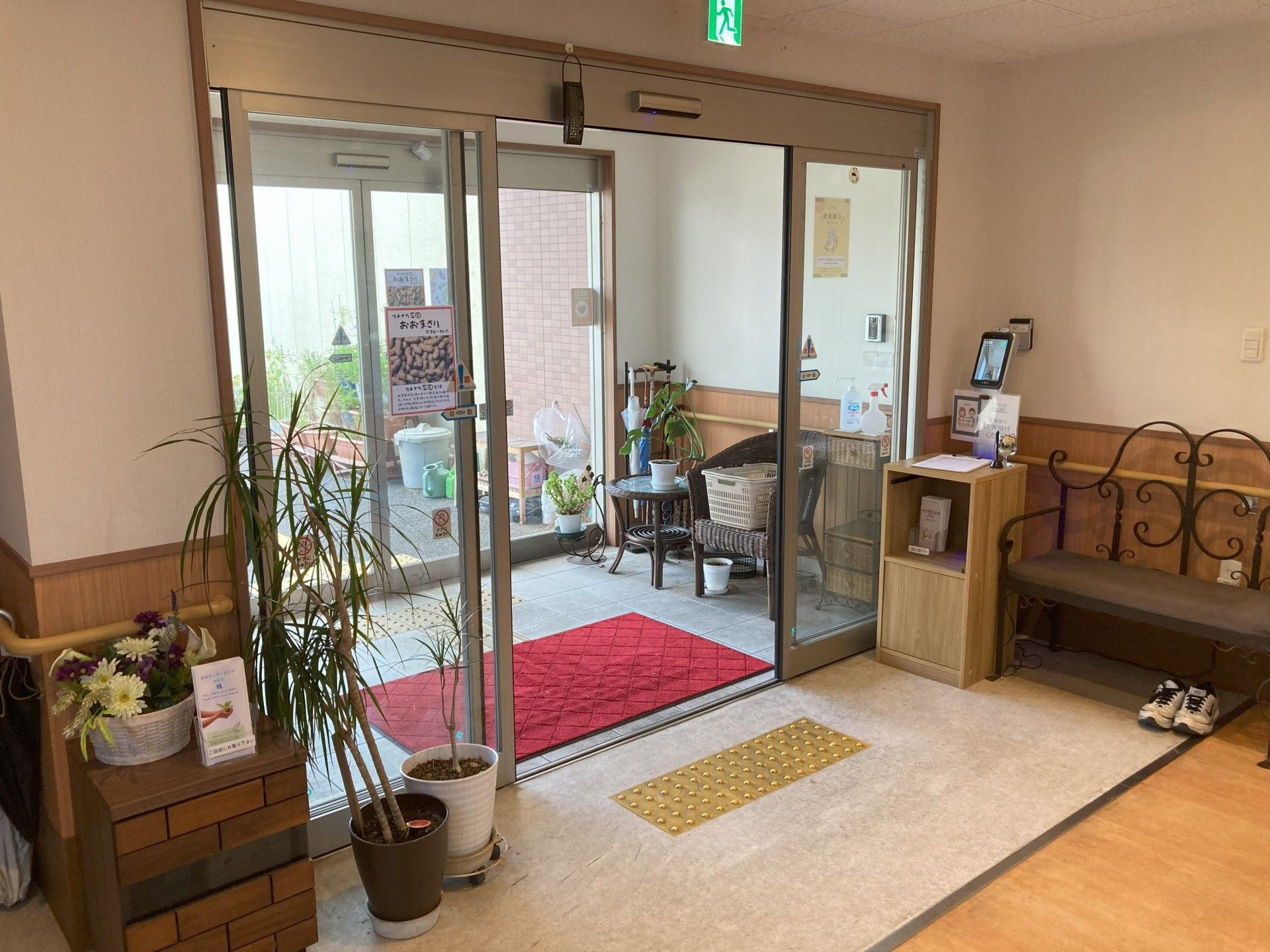 明るいエントランスホール