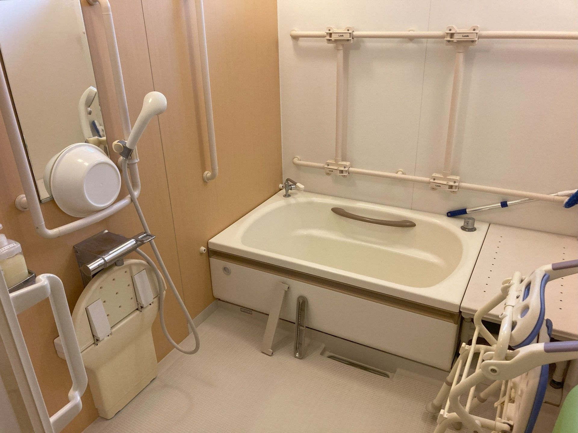 バリアフリー設計の浴室