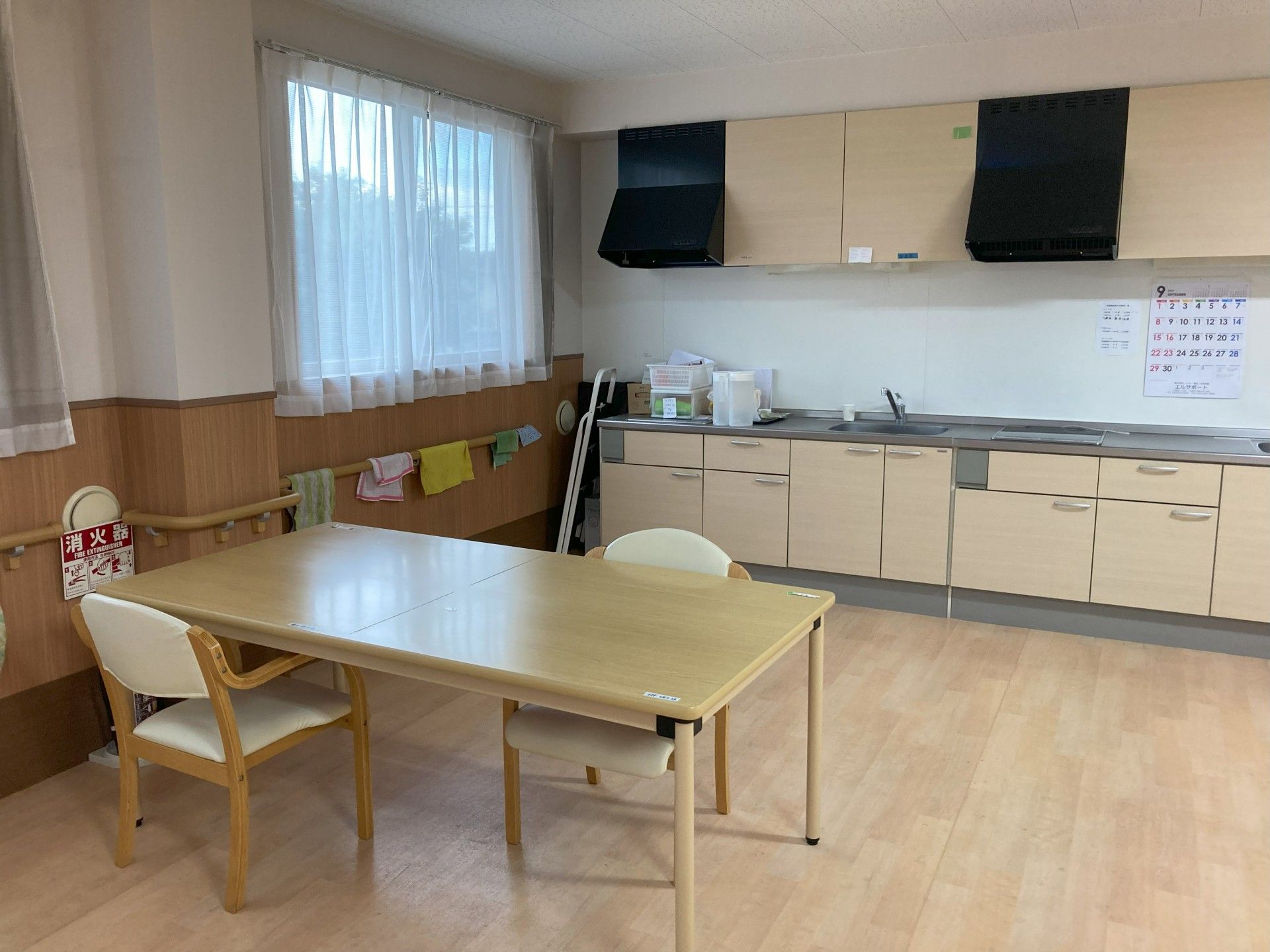 明るい共有ダイニングスペース