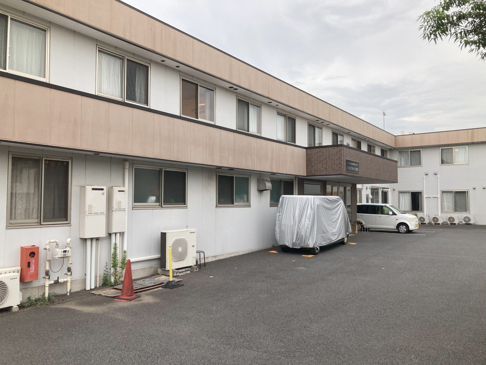 ゆったりとした敷地の建物正面