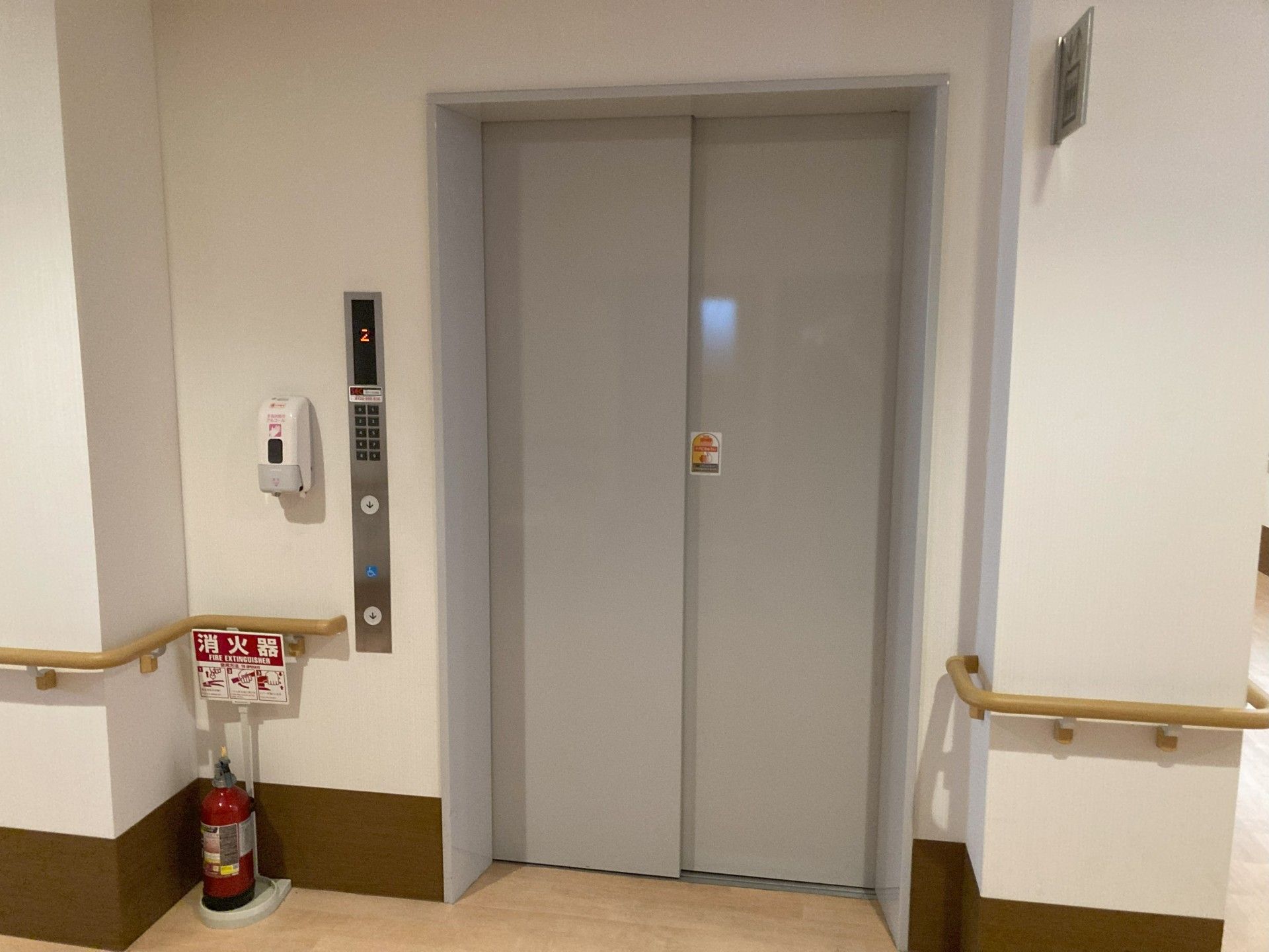 バリアフリーエレベーター前