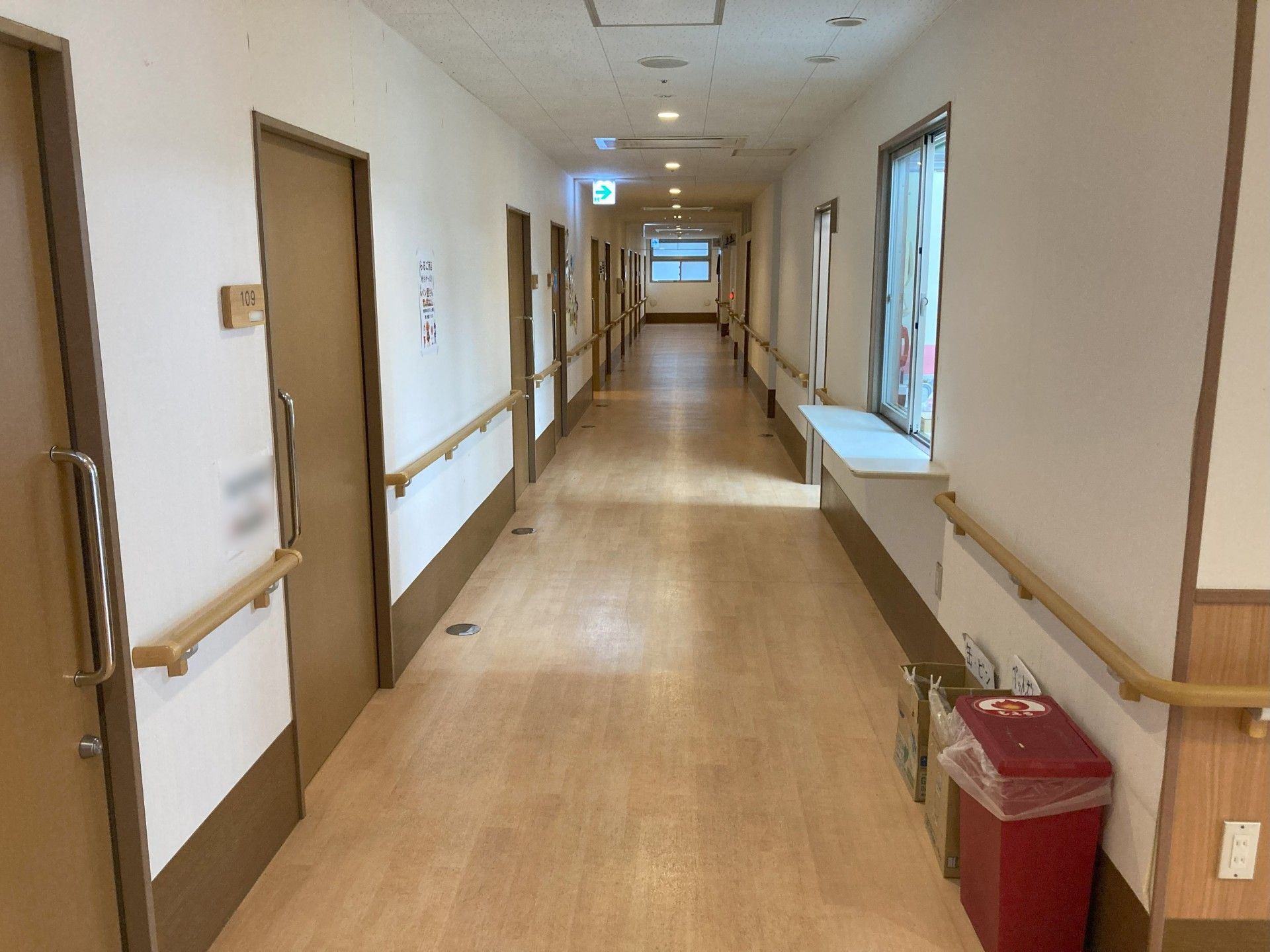 明るく広々とした廊下