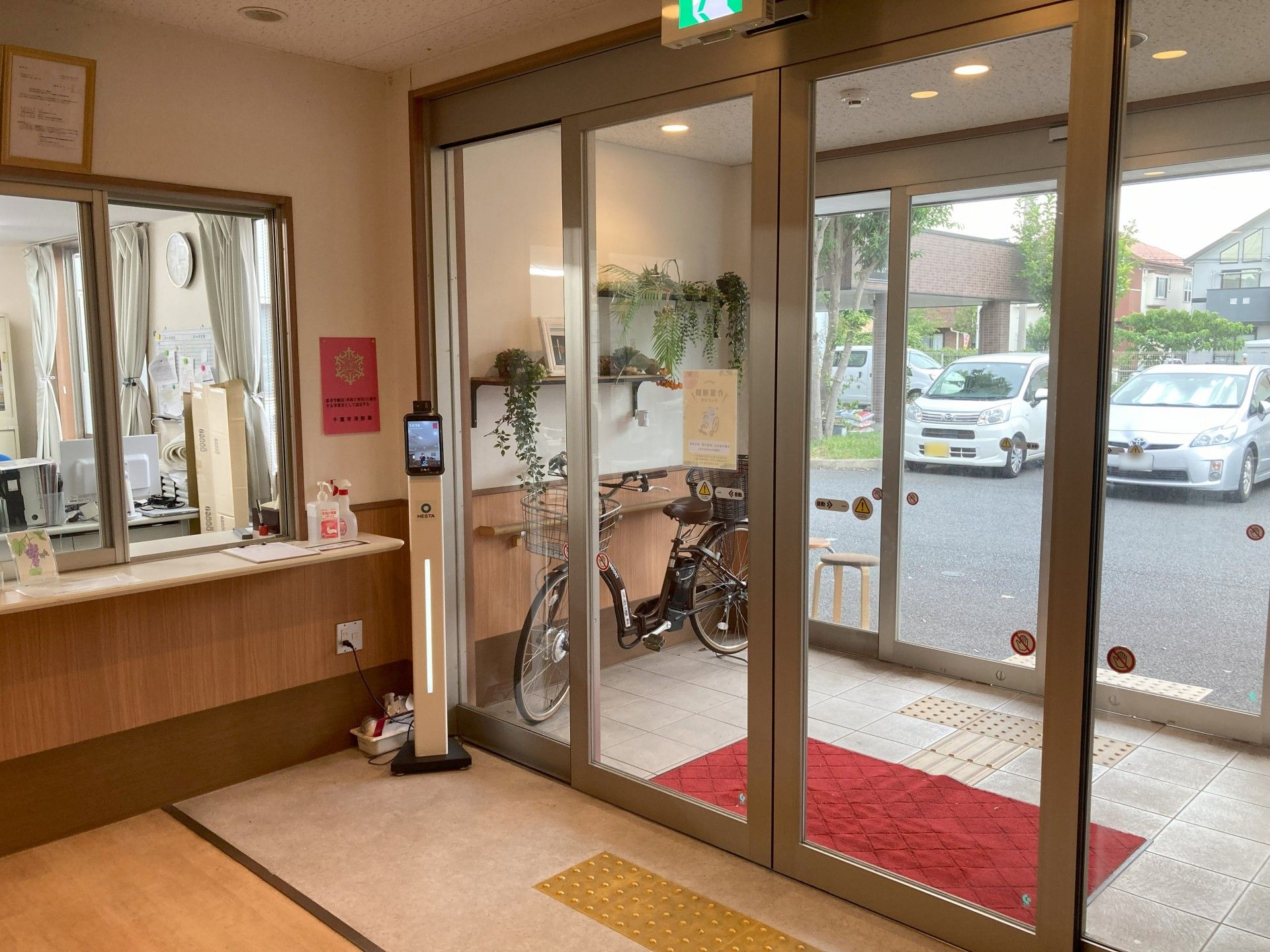 明るい受付と出入口