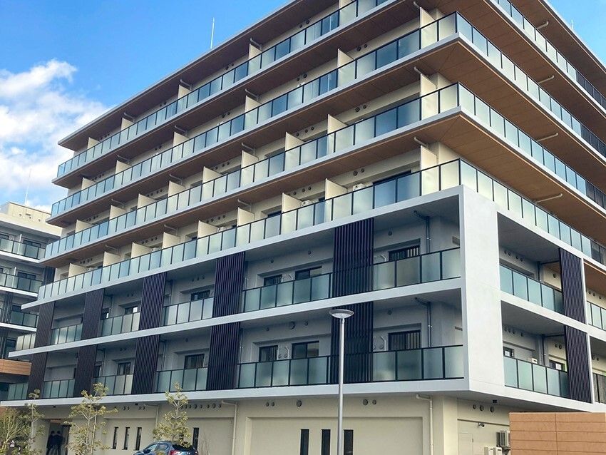 各フロアにベランダがあり、日当たりのいい場所に建っている大きな建物の側面には屋外階段も設置されている。