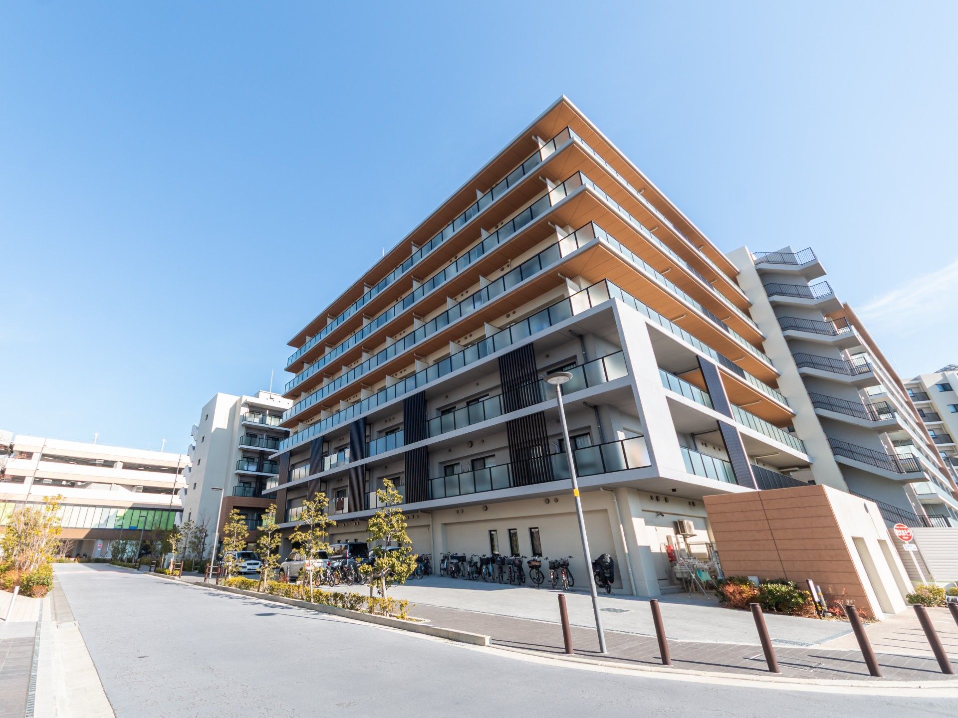 青空の下の建物外観