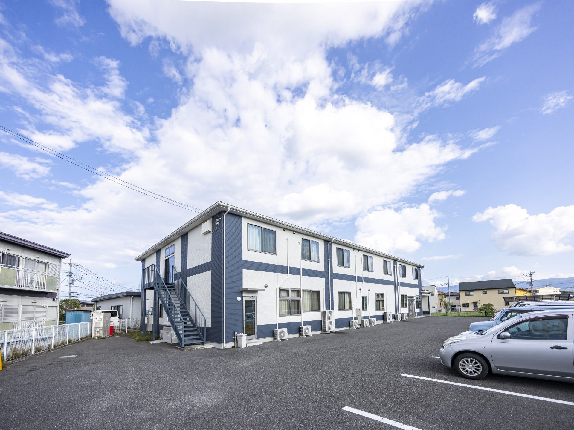 広々とした駐車場のある建物