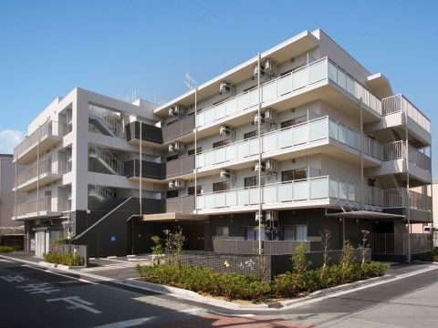プレザンメゾン大正泉尾の外観。大きな駐車場を完備しておりますので、ご来訪時はお車でのお越しが出来ます。