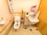 緊急時のブザーが壁に取り付けてある。トイレには手すりがついているので、足腰に負担をかけずに立ち居ができる。オストメイト対応である。