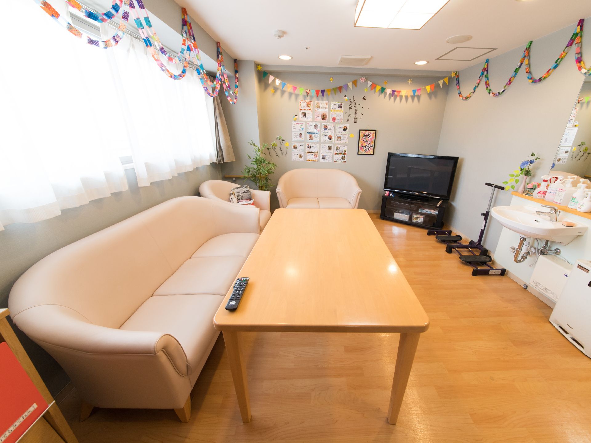 テレビの置かれた部屋には3人掛け2人掛け1人掛けのソファーがあり、好きな所に座れる。運動器具が置いてある。