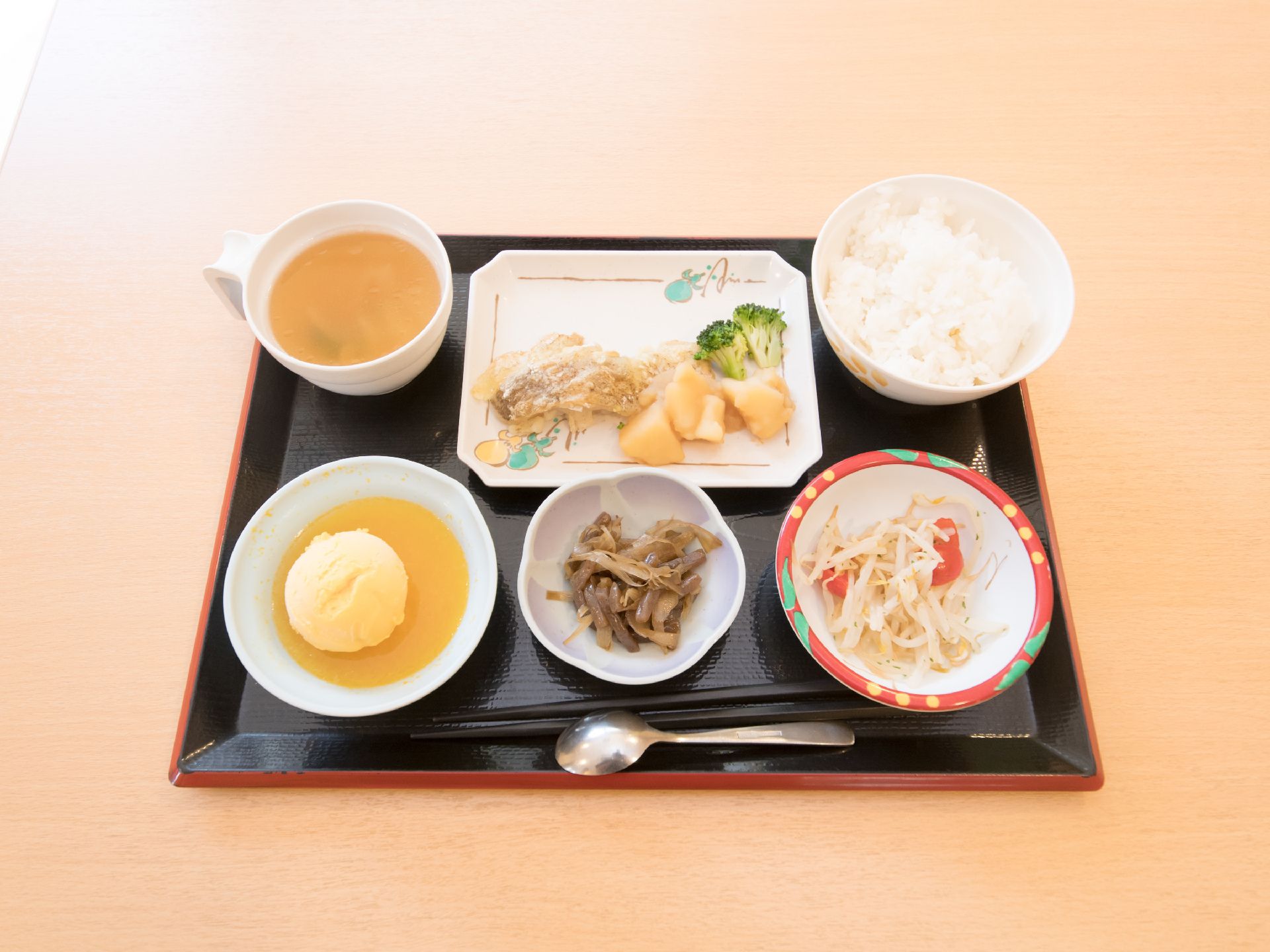 料理はメインの魚料理にじゃがいもとブロッコリーが添えてあり、ほかにもやし料理、こんにゃく料理、白米、スープ、デザートである。