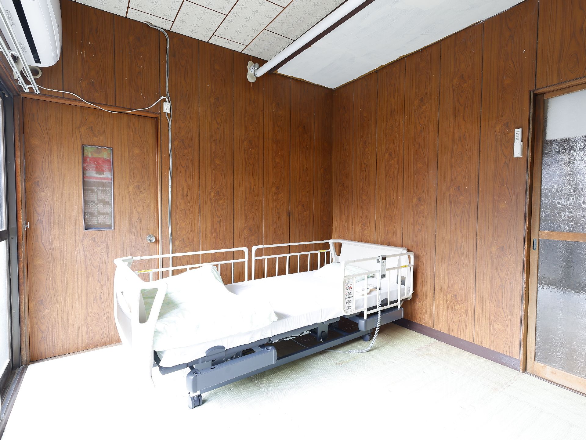 日差しがたっぷり降り注ぎ、介護ベッドなどが置かれている居室
