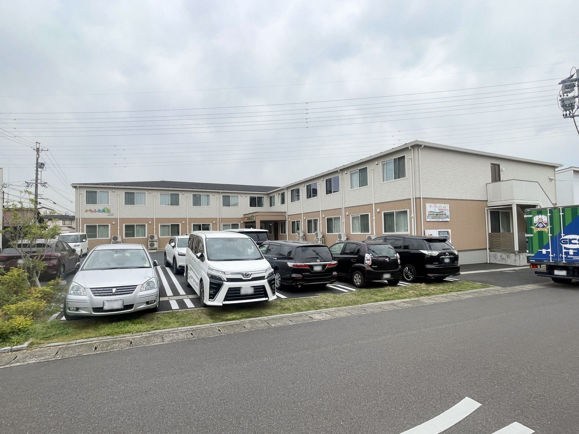 駐車場のある建物外観