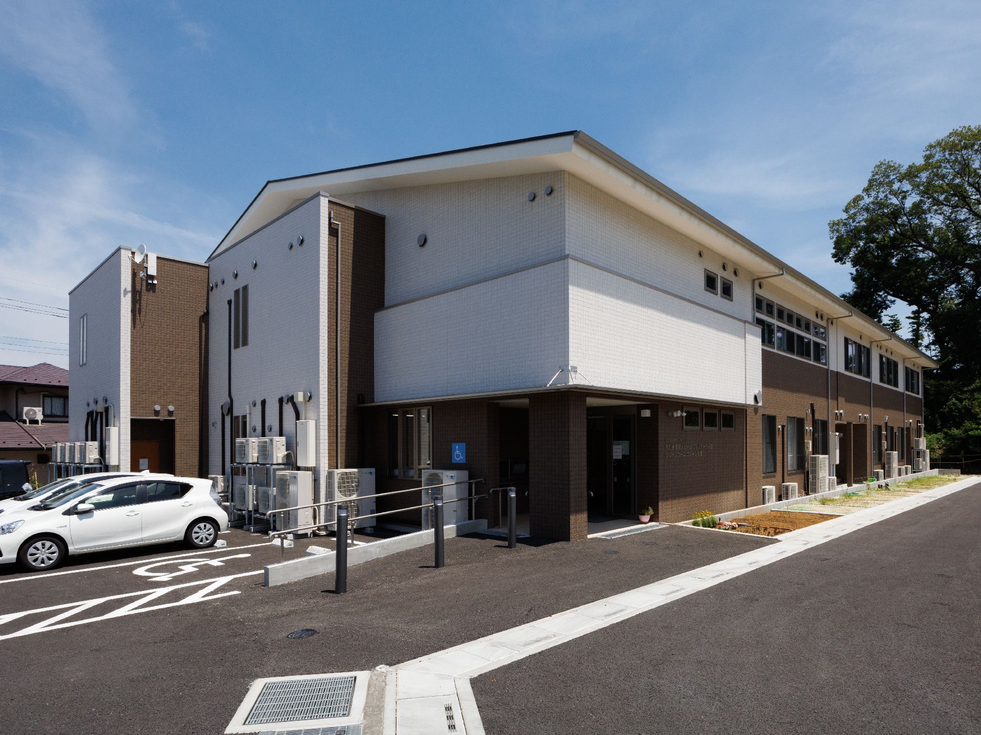 駐車場の出入り口から見た、斜め前から見た施設全体の外観