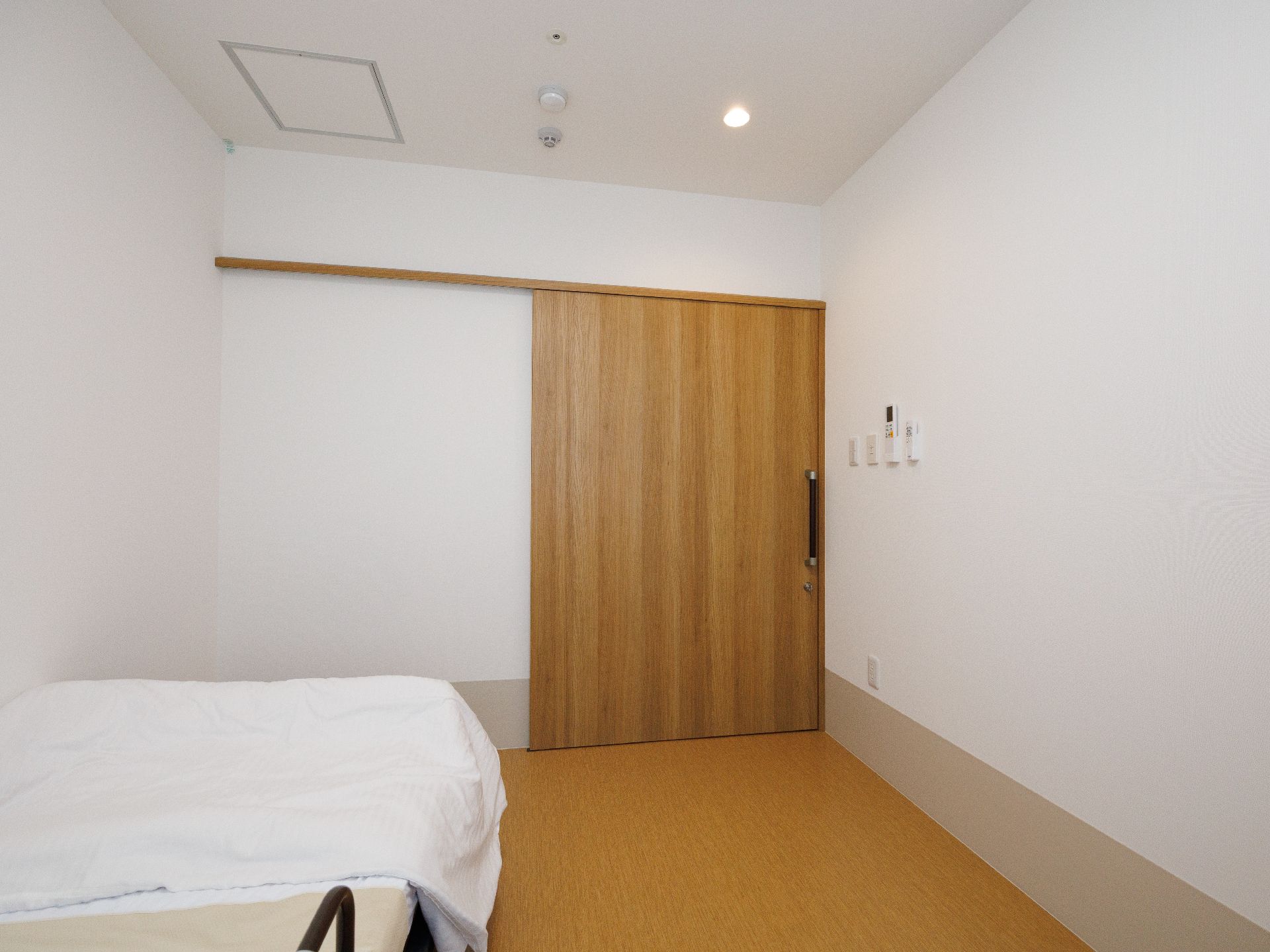 介護ベッドなどが置かれている居室