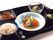サバの味噌煮をメインとして、白いご飯に汁物、酢の物にきんぴらなどが並んだ黒いトレー。