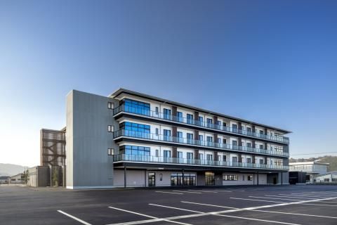広々とした駐車場の建物