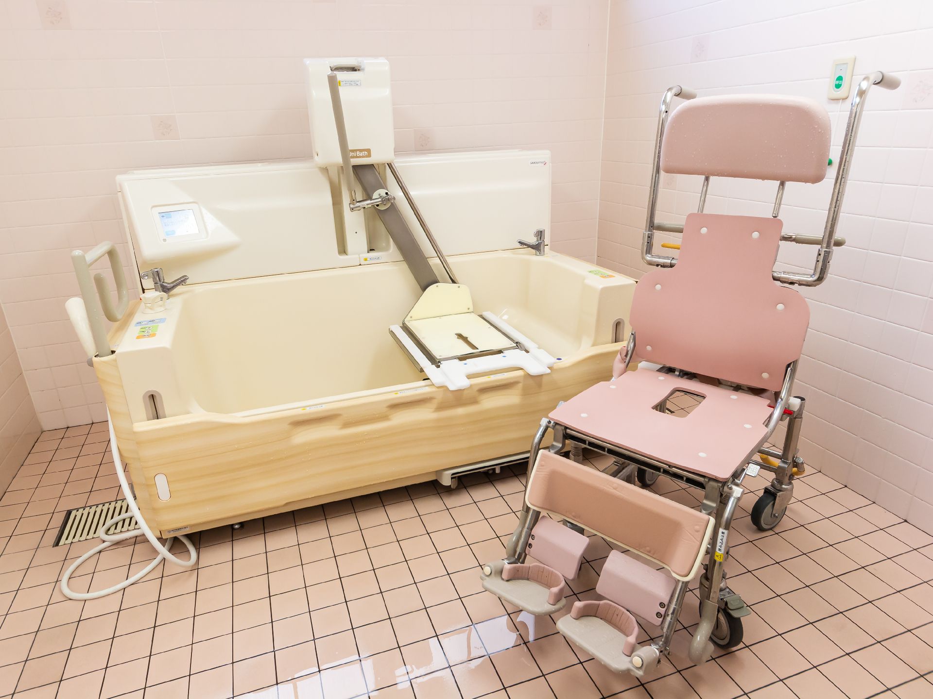 要介護状態の入居者のために、リフト浴が設置されている浴室