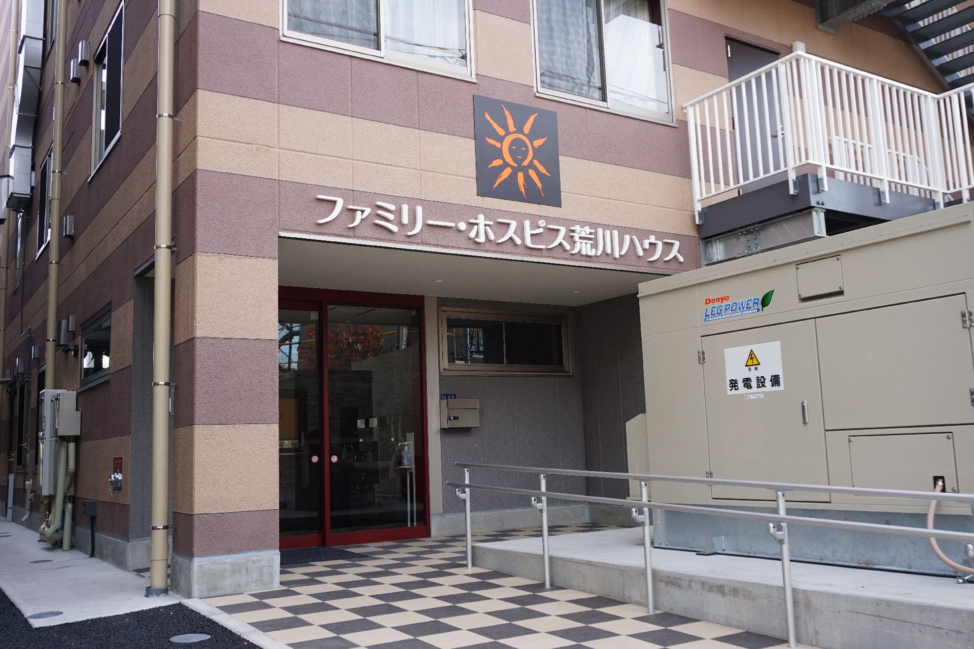 独特の横じま模様の外壁で、遠方からでも施設の場所がわかる施設の外観