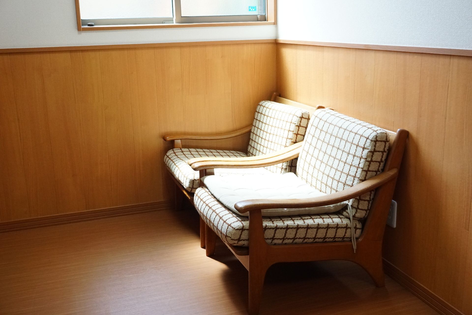 段差のない、移動しやすい介護施設の廊下