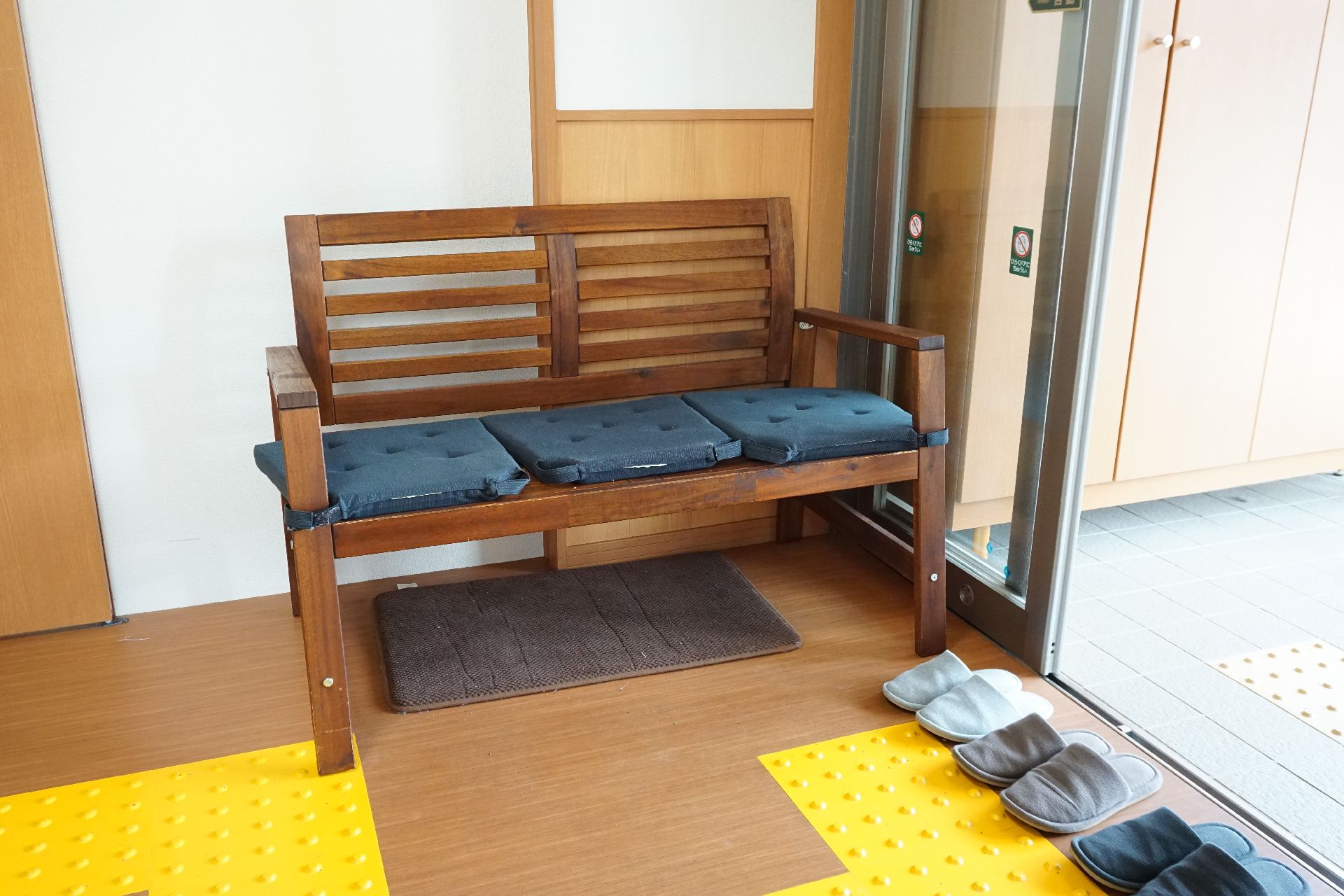 自動ドアが設置され、休憩用の椅子が置かれている玄関