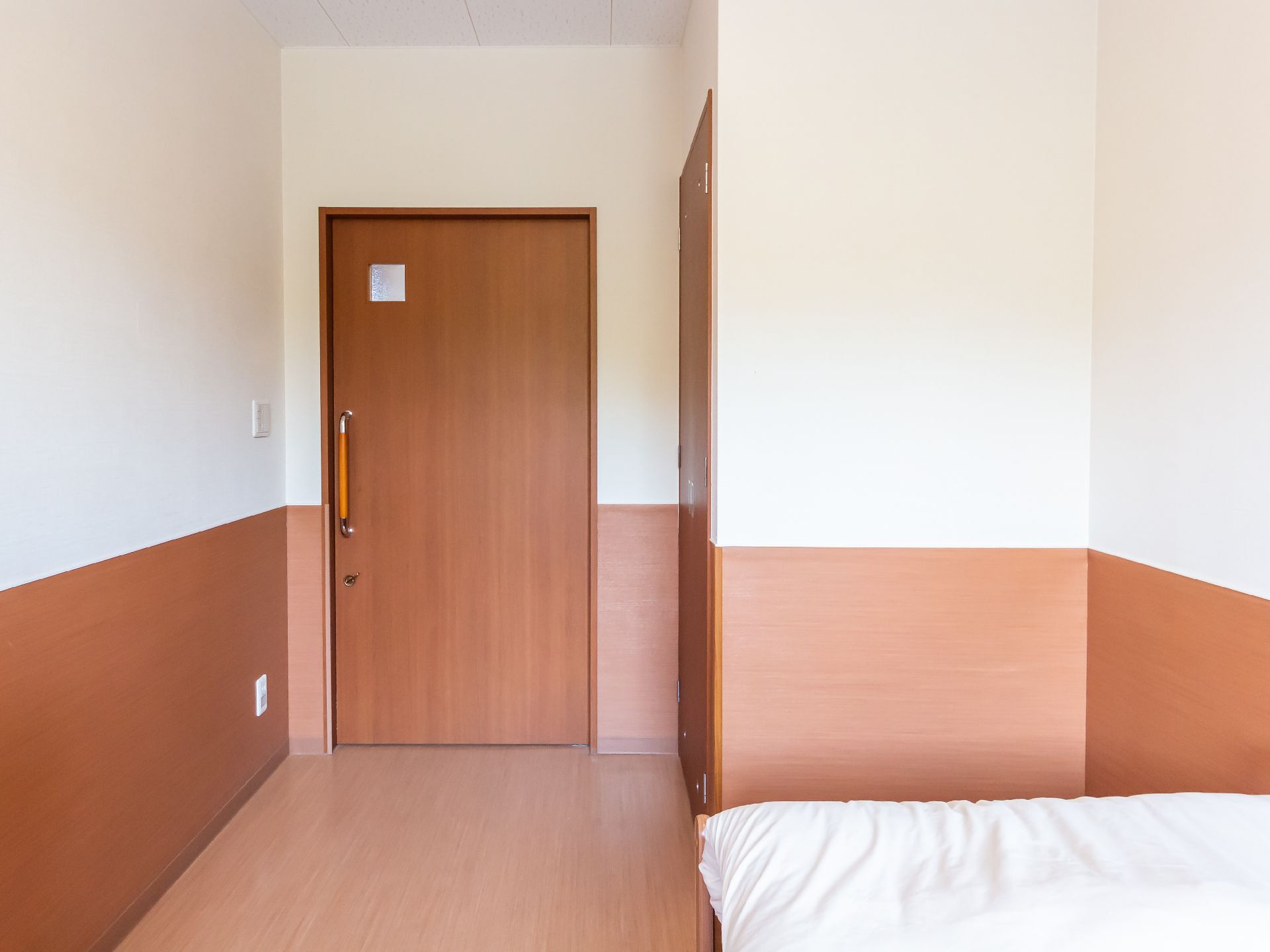 シンプルな造りの居室