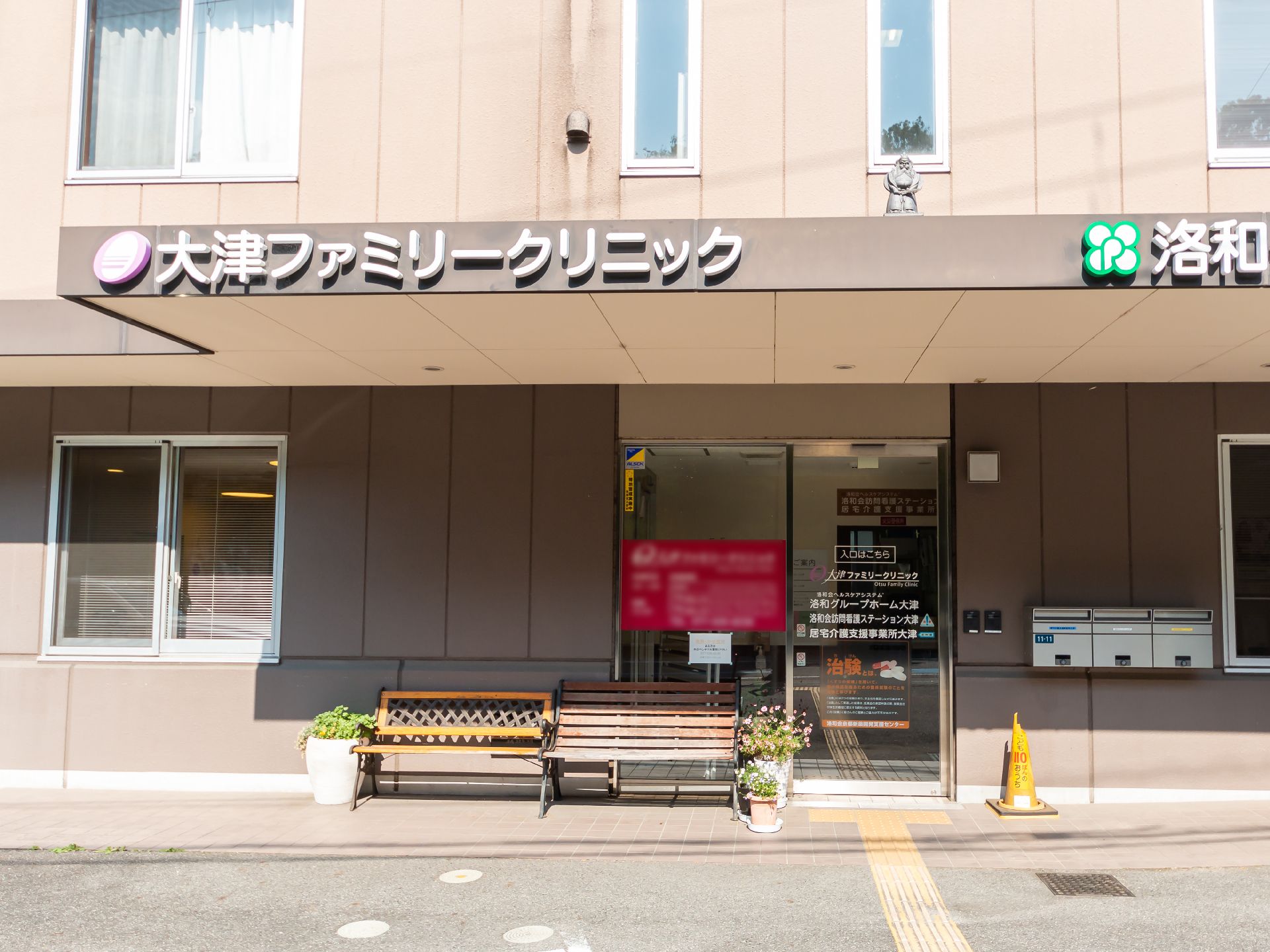 ベンチのある入口