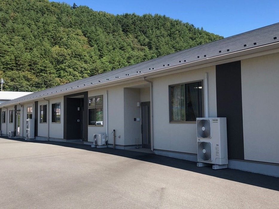 平屋建ての建物は緑に囲まれた環境の中に建っていて、日当たりも良好。