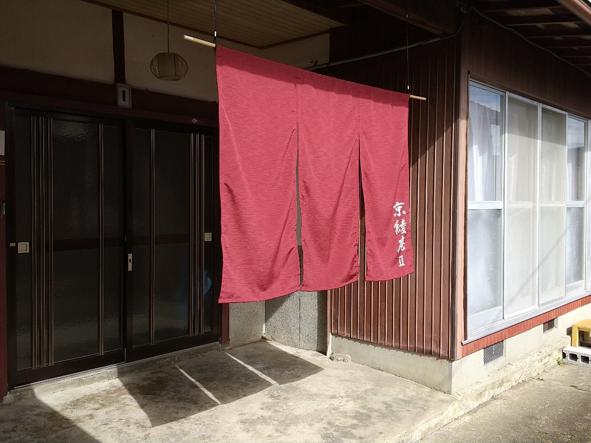 ラベンダー色の服を着た高齢女性が白いポロシャツを着た男性スタッフの説明を聞いている。