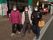 お笑い顔の３人の外出
