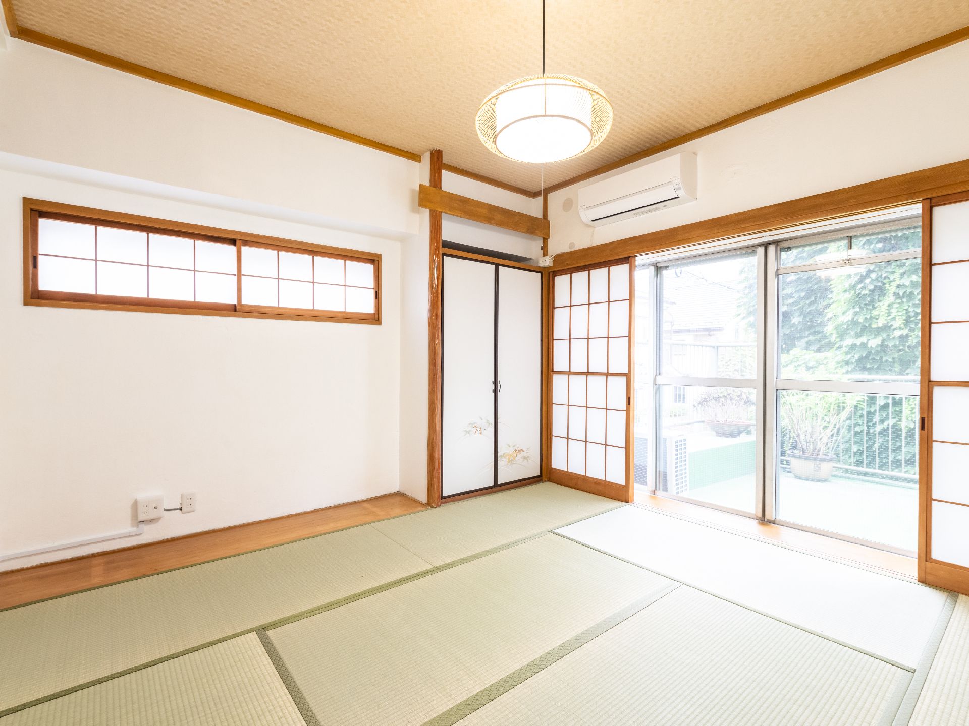 おおきな窓ガラスがある畳が敷かれた和室