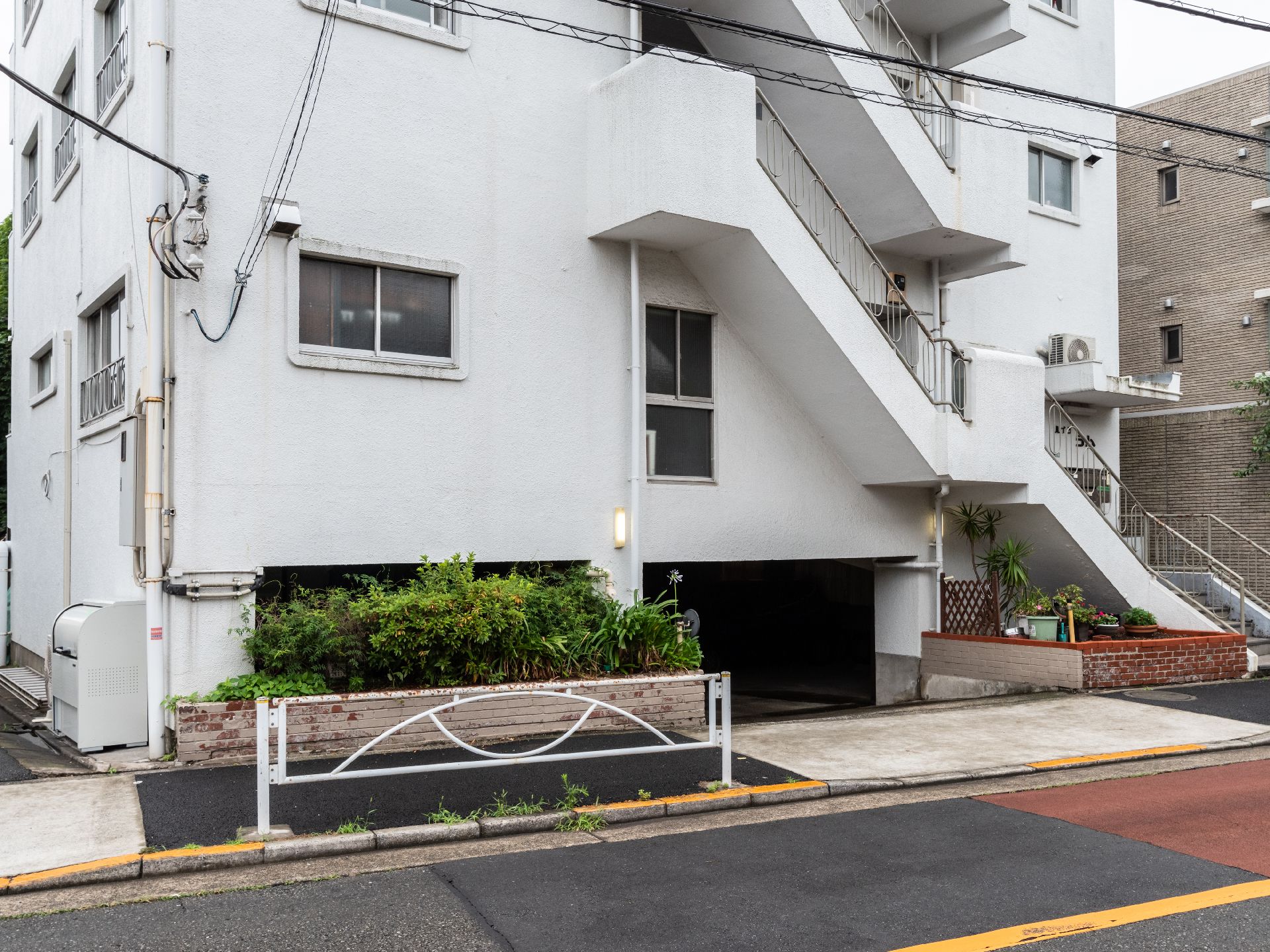 道路沿いに立地している白くて３階建ての建物