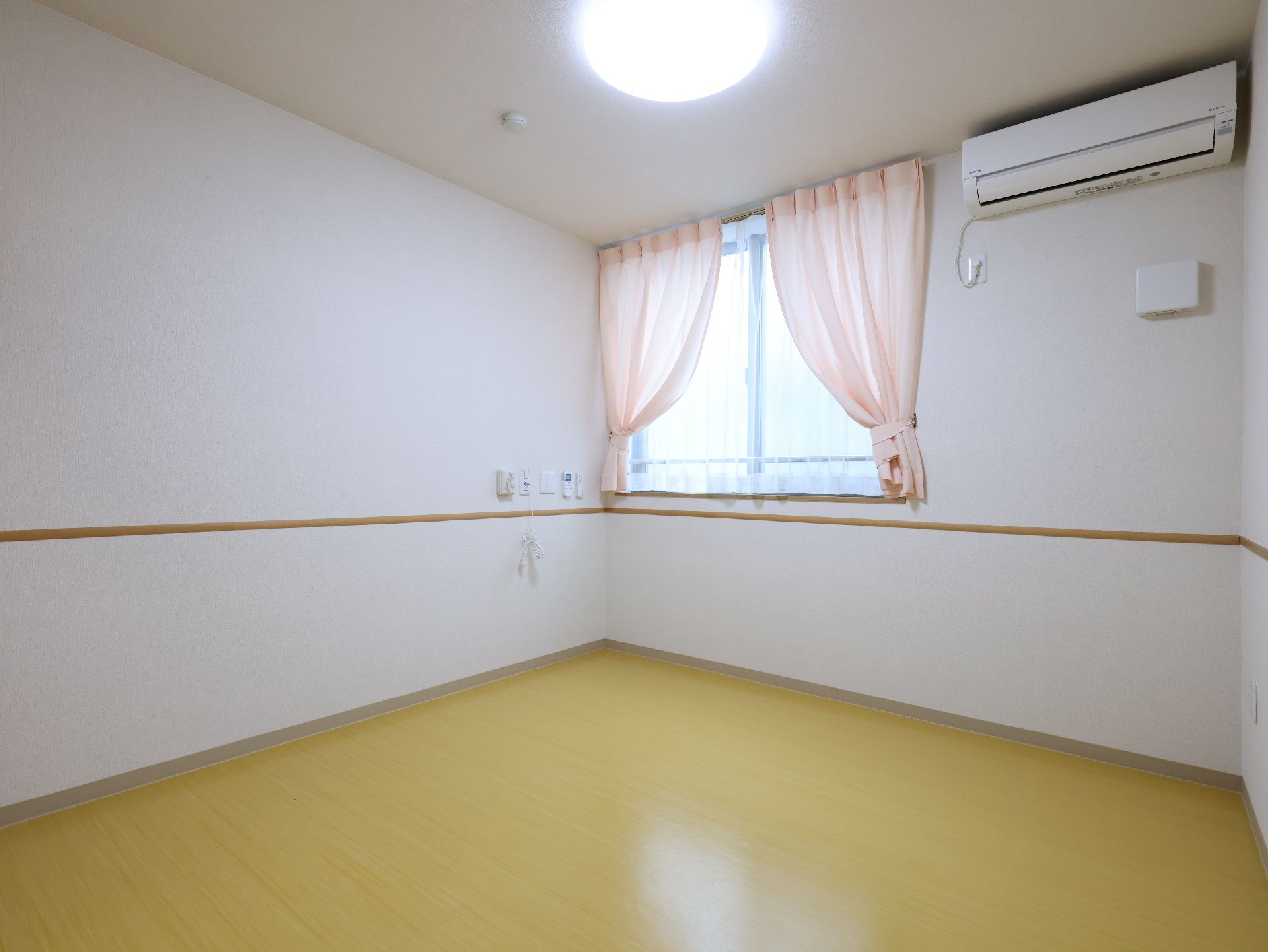 ベッドを置いても広さがある居室