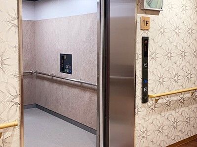 手すりが設置された庫内には届きやすい場所にボタンがあり、エレベーターの扉のすぐそばまで手すりがある。