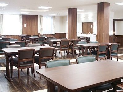 4人掛けのダイニングテーブルセットが置かれた食堂には大きな窓がたくさん付き、明るい雰囲気。