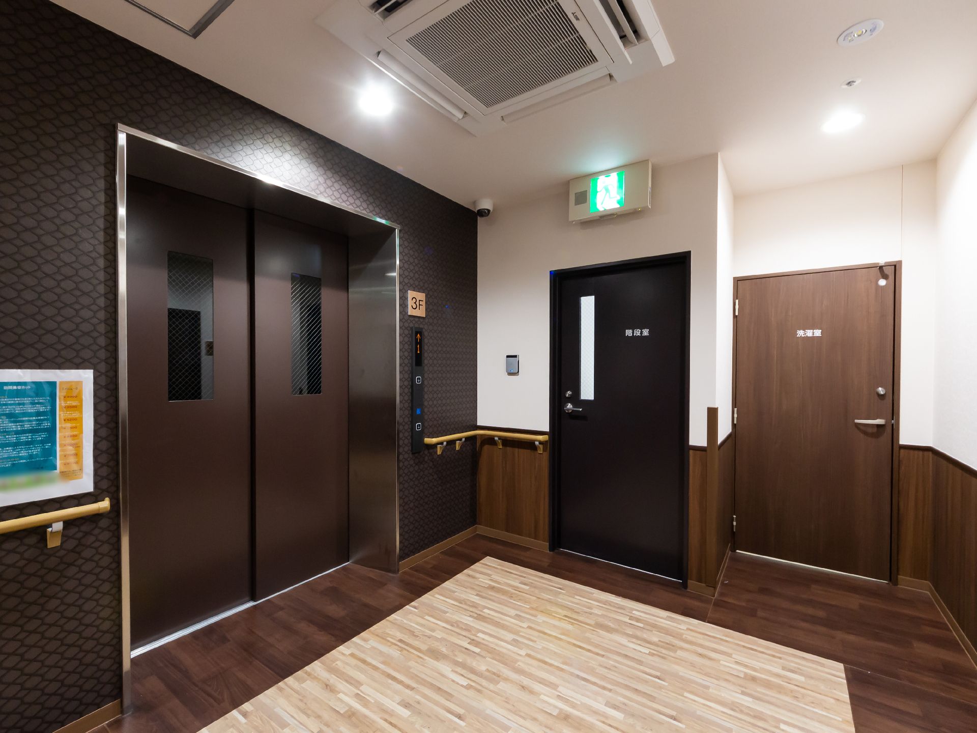 安全に利用できるように館内に手すりがついているエレベーター