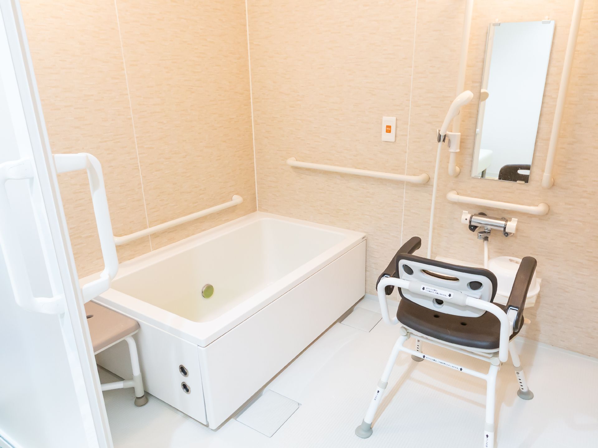 要介護度が軽度の方が利用する手すりがついた個浴用の浴槽