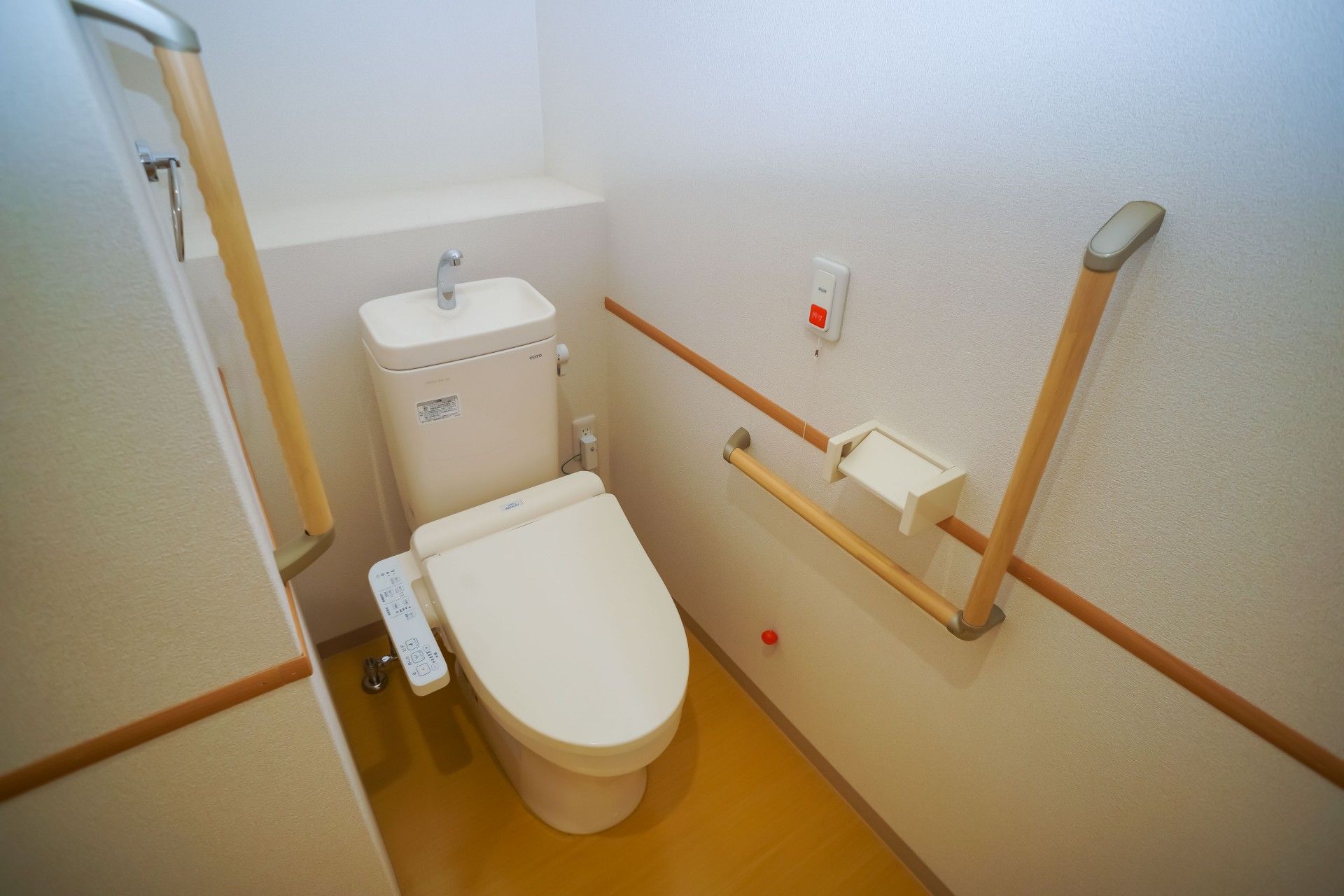 赤いひもの緊急用コールが設置されている