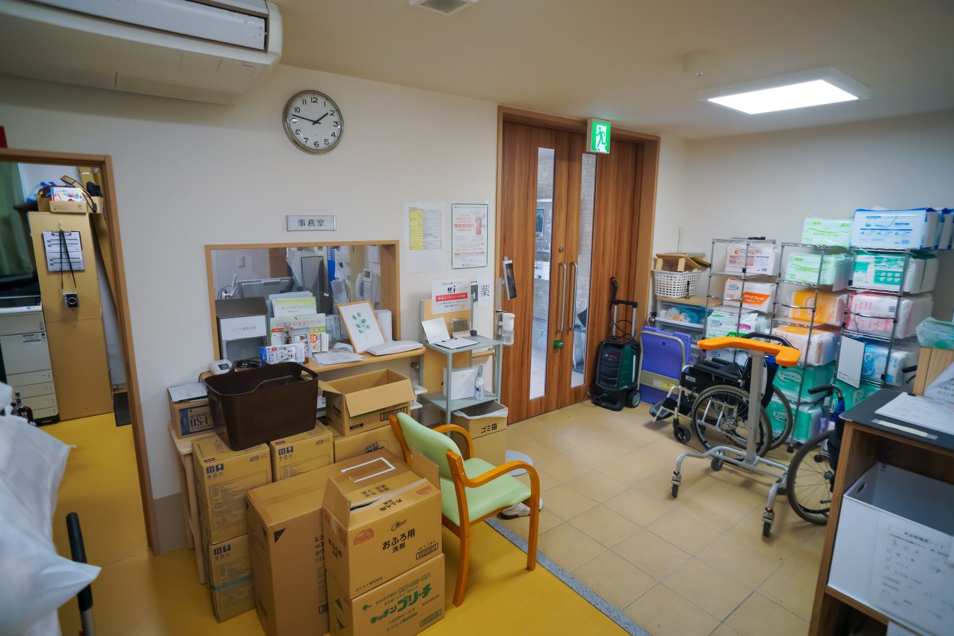 段ボールがたくさんある事務室前