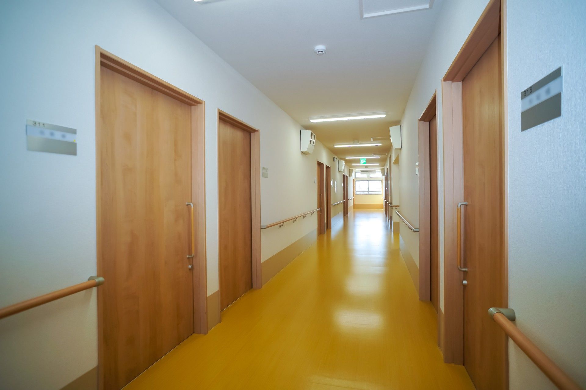黄色い床の廊下