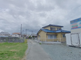 道路と住宅が見える風景