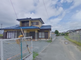 静かな住宅街の通りの風景
