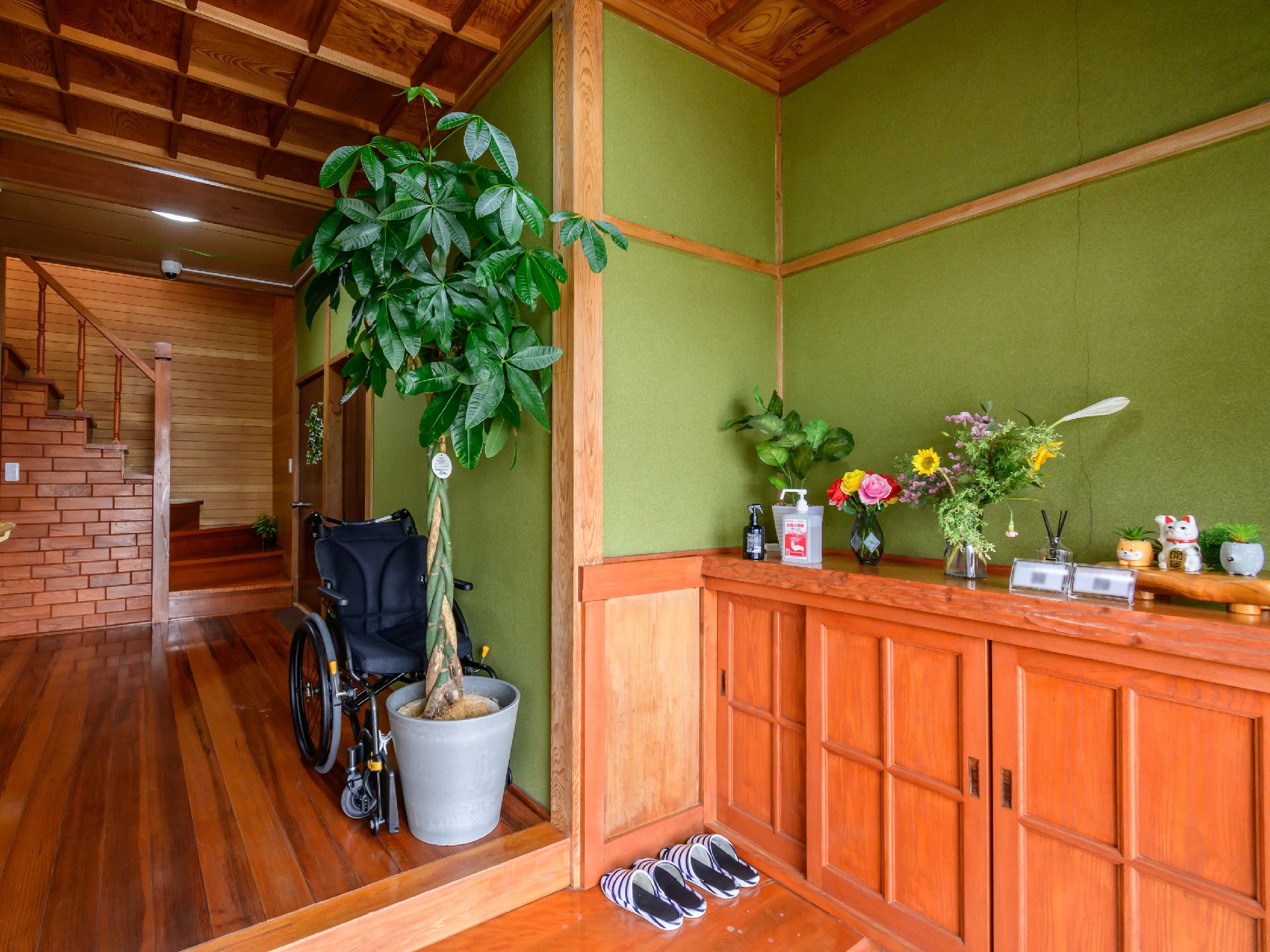 植物が設置された玄関