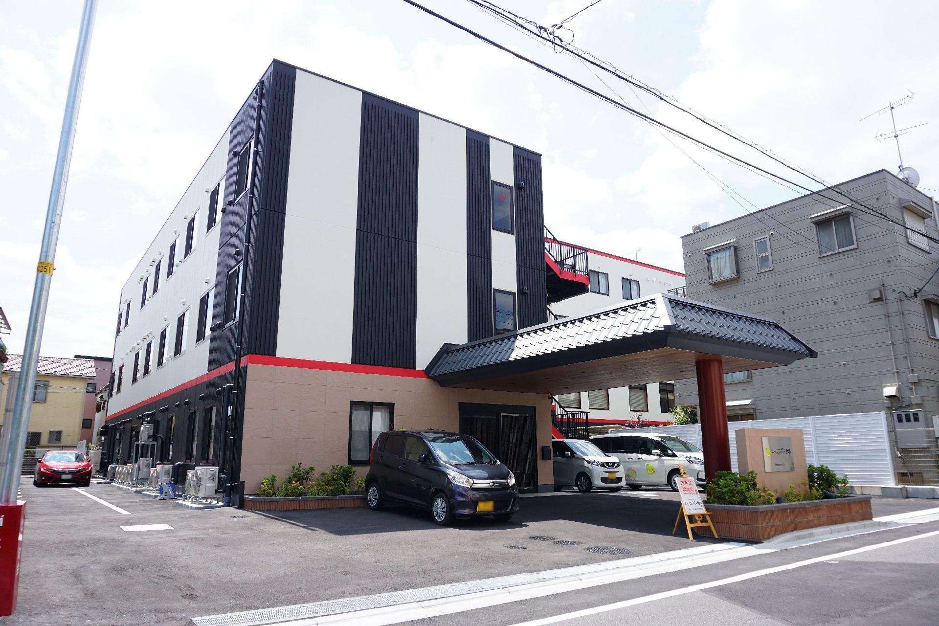 3階建てのストライプ模様の建物